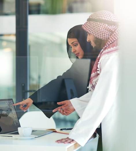 [freepicdownloader.com]-business-people-arabic-pointing-laptop-screen-office-consult-advice-client-lens-flare-hijab-woman-man-with-keffiyeh-asset-management-planning-idea-investment-bank-normal